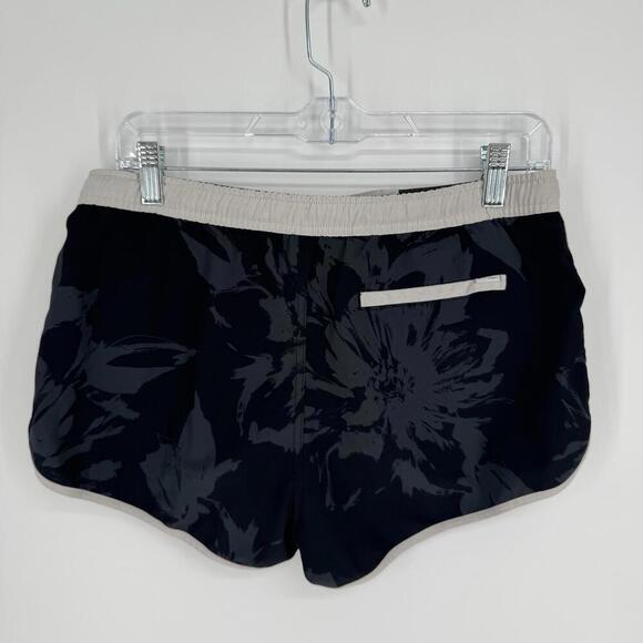 Vuori shorts womens medium M dark gray floral tavi workout running beachy summer - Picture 6 of 7